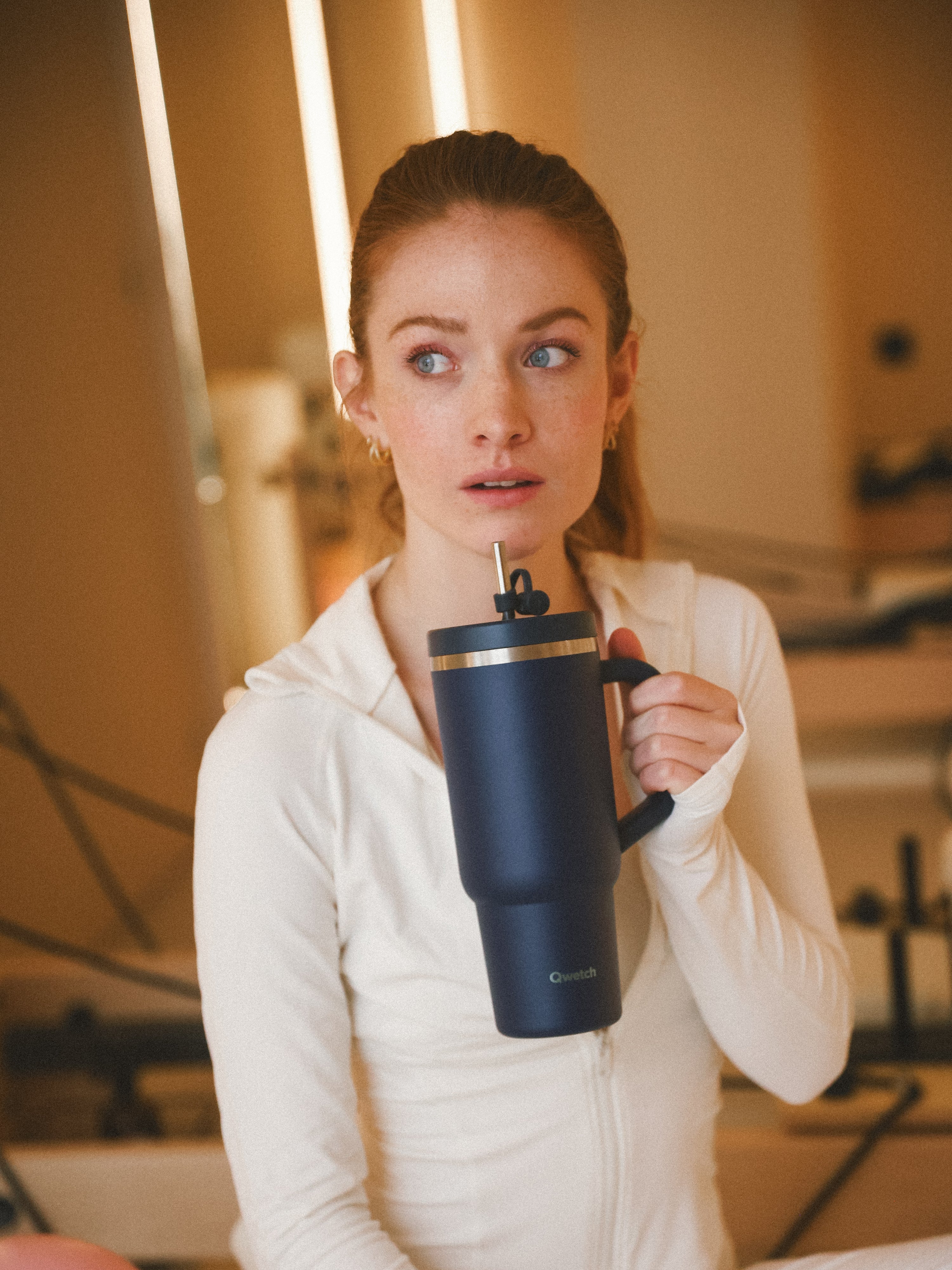 Qwetch Solid Drinks Travel Cup sada Bleu Nuit jahoda