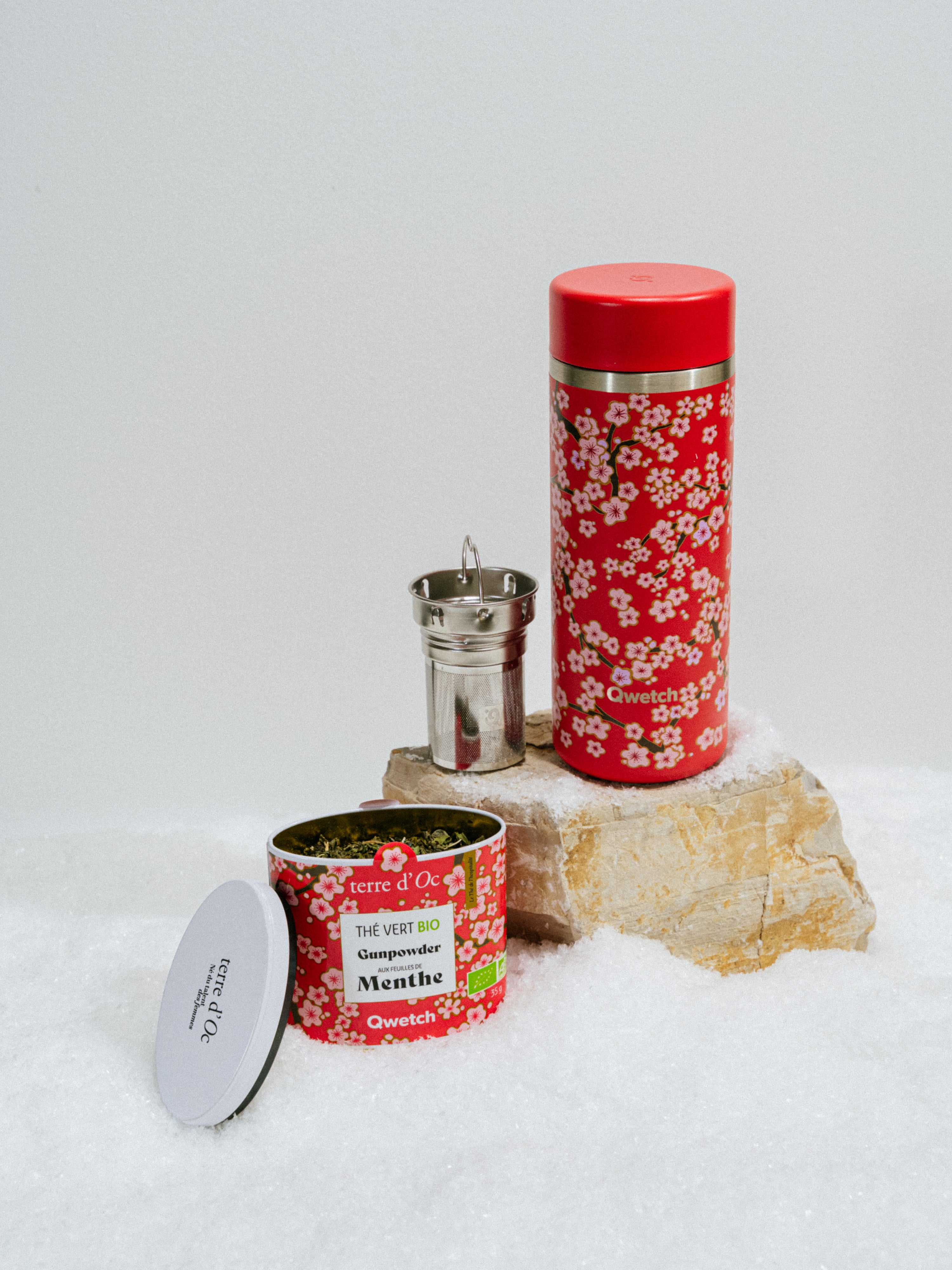 Qwetch Flowers termo konvička Rouge 400 ml dárková sada s čajem