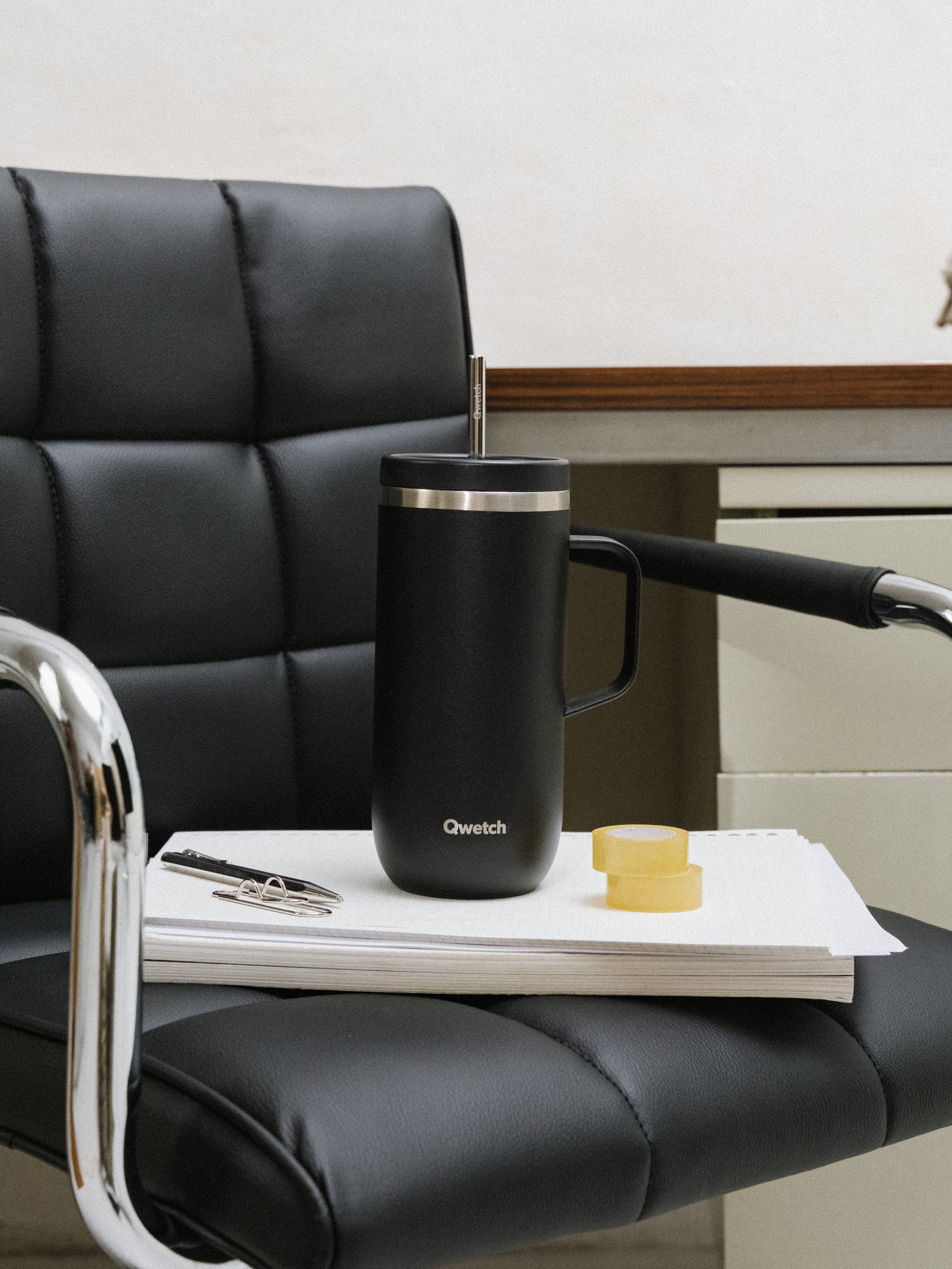 Qwetch Cold Cup Matt Noir termohrnek 600 ml s uchem