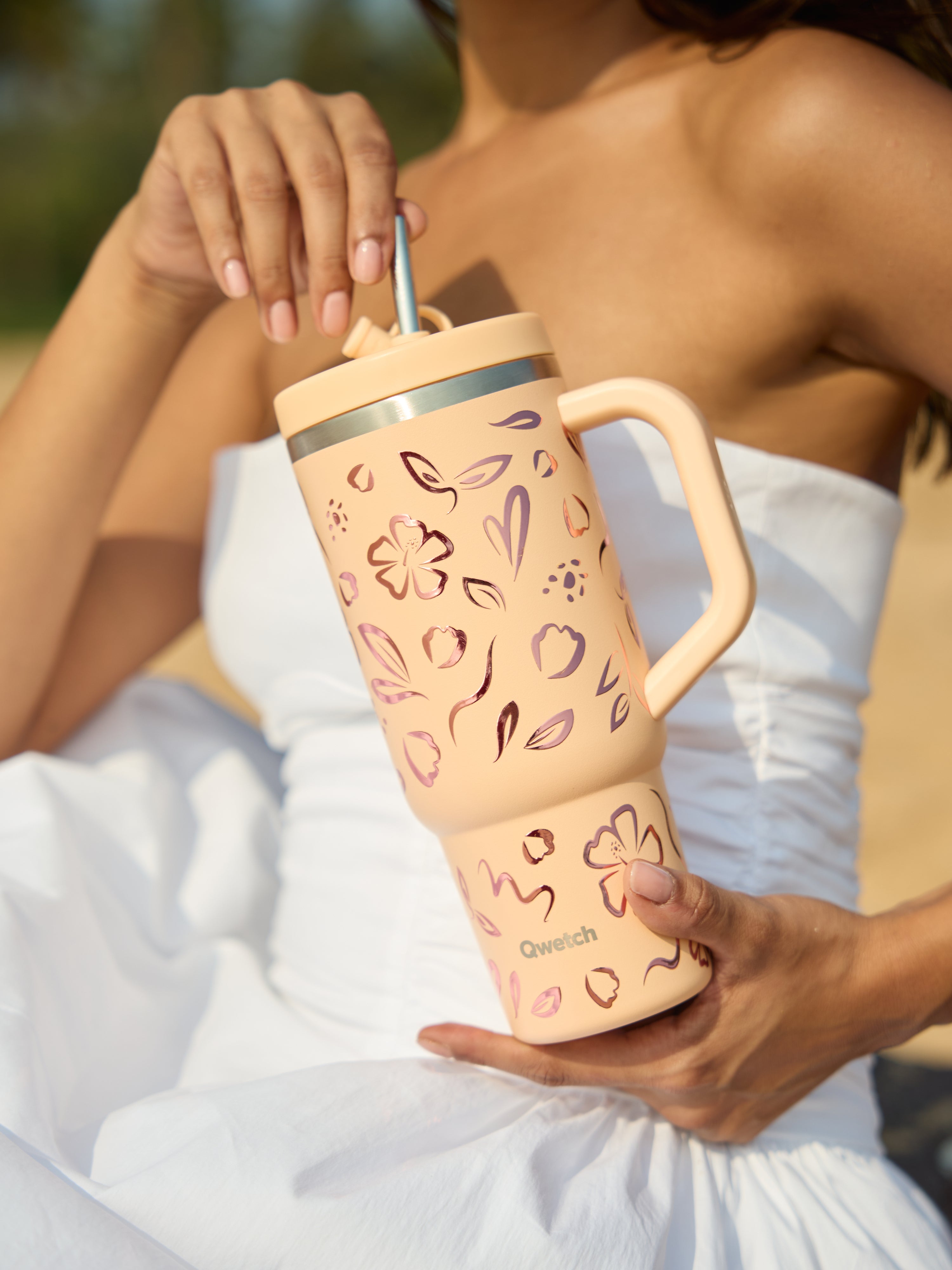 Qwetch Moani Travel Cup termohrnek 900 ml meruňkový s brčkem