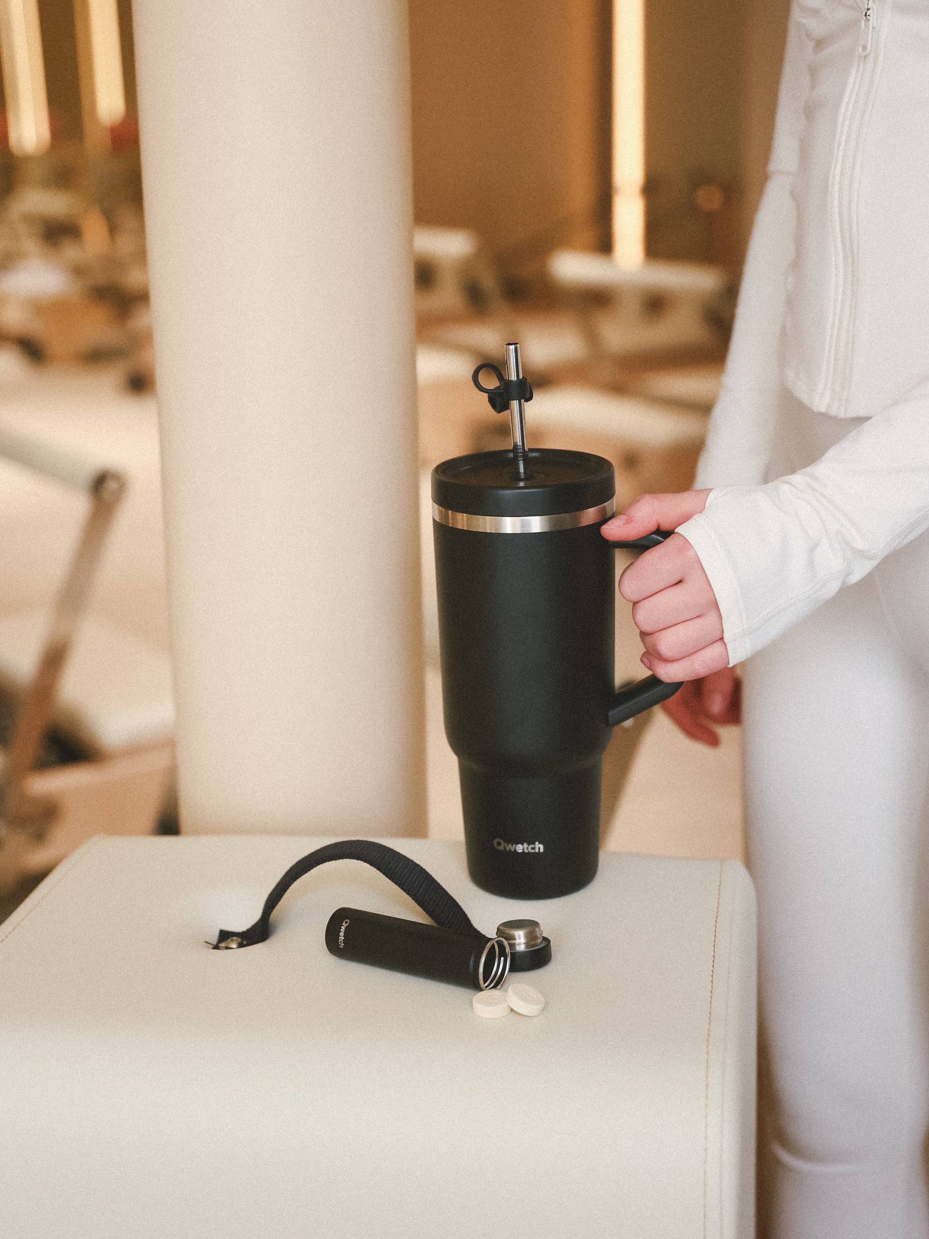 Qwetch Travel Cup Matt Noir termohrnek 900 ml s brčkem
