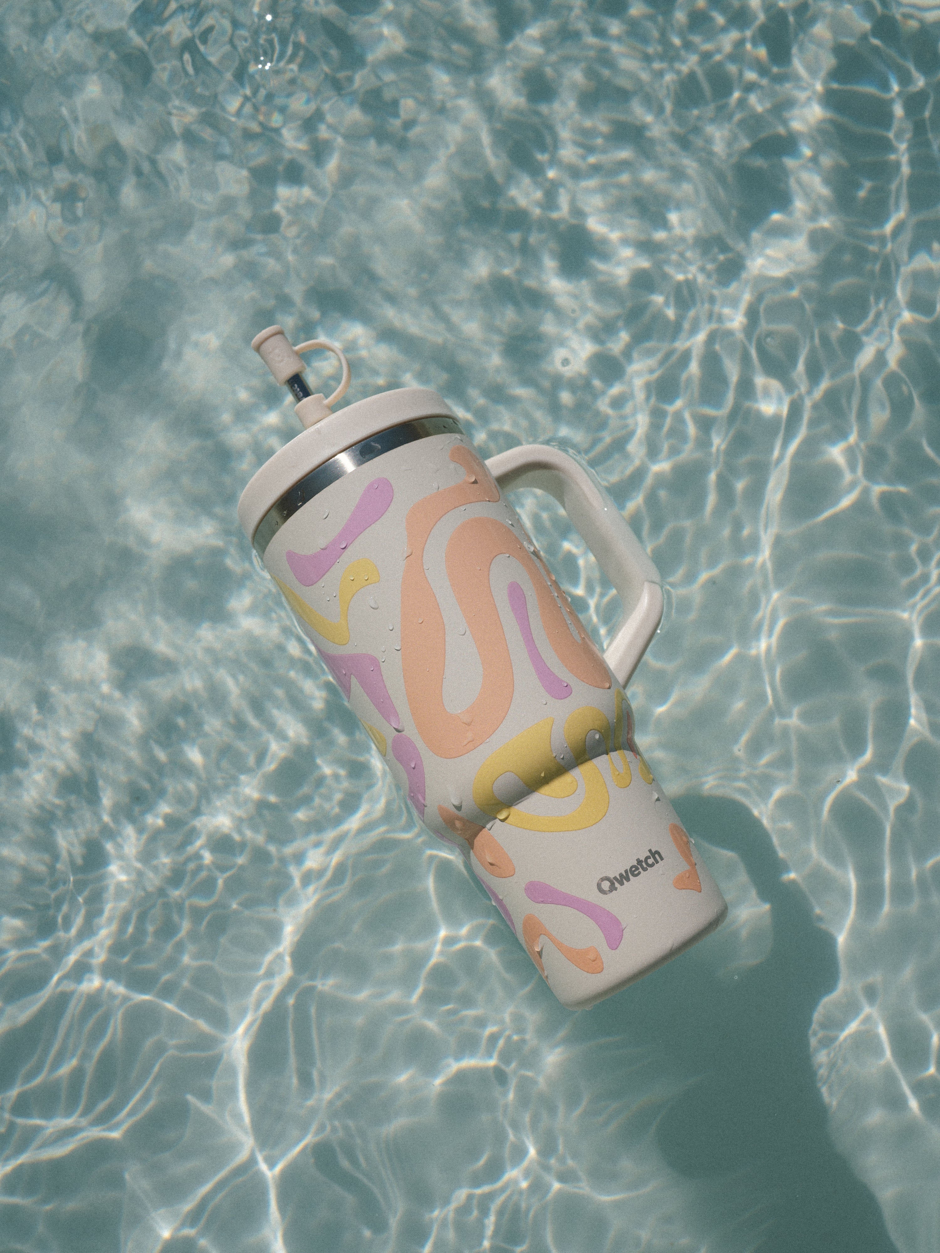 Qwetch Travel Cup Waves Sable termohrnek 900 ml s brčkem