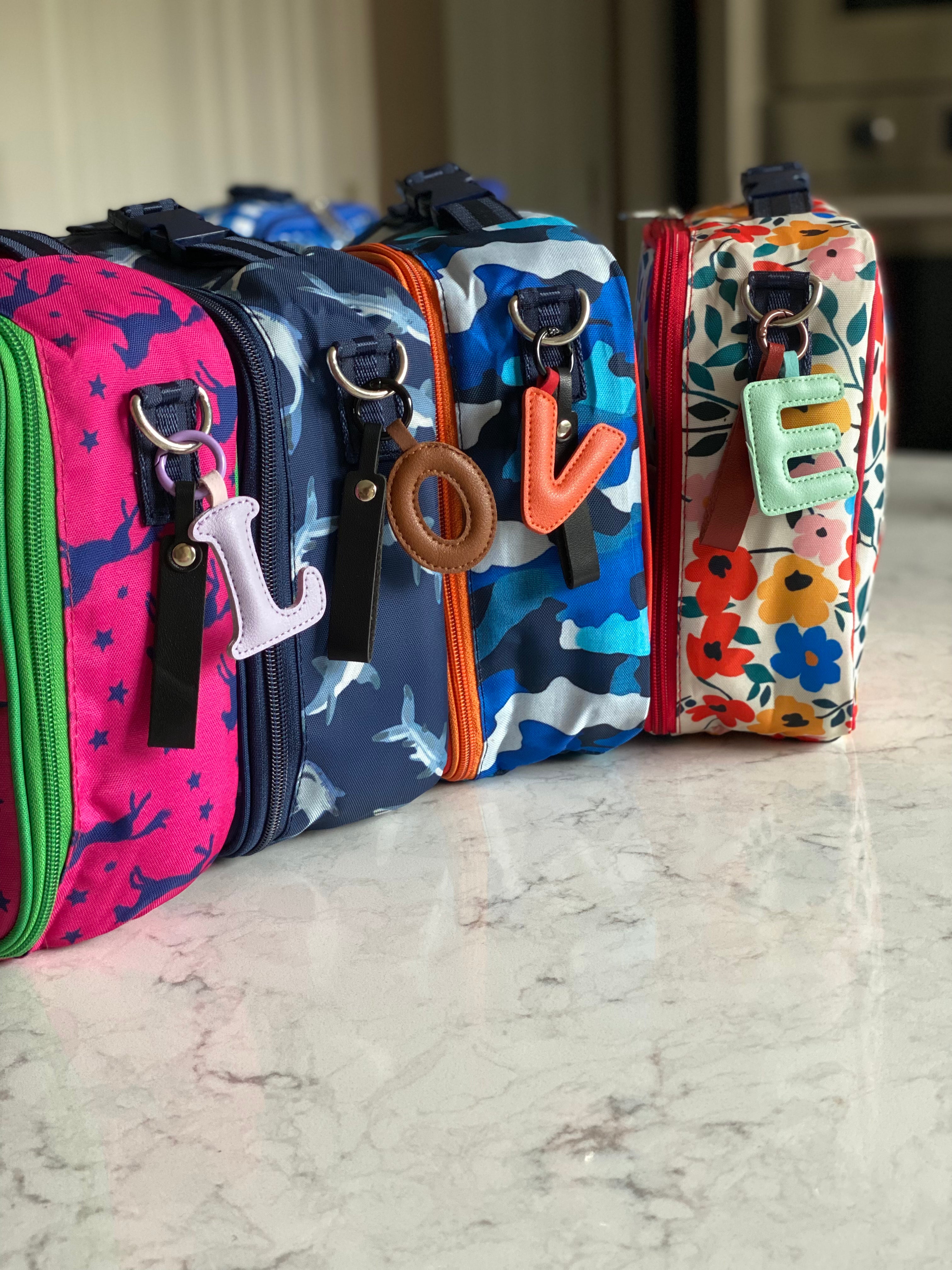 Yumbox A-Z přívěsek na tašku písmeno A koženka