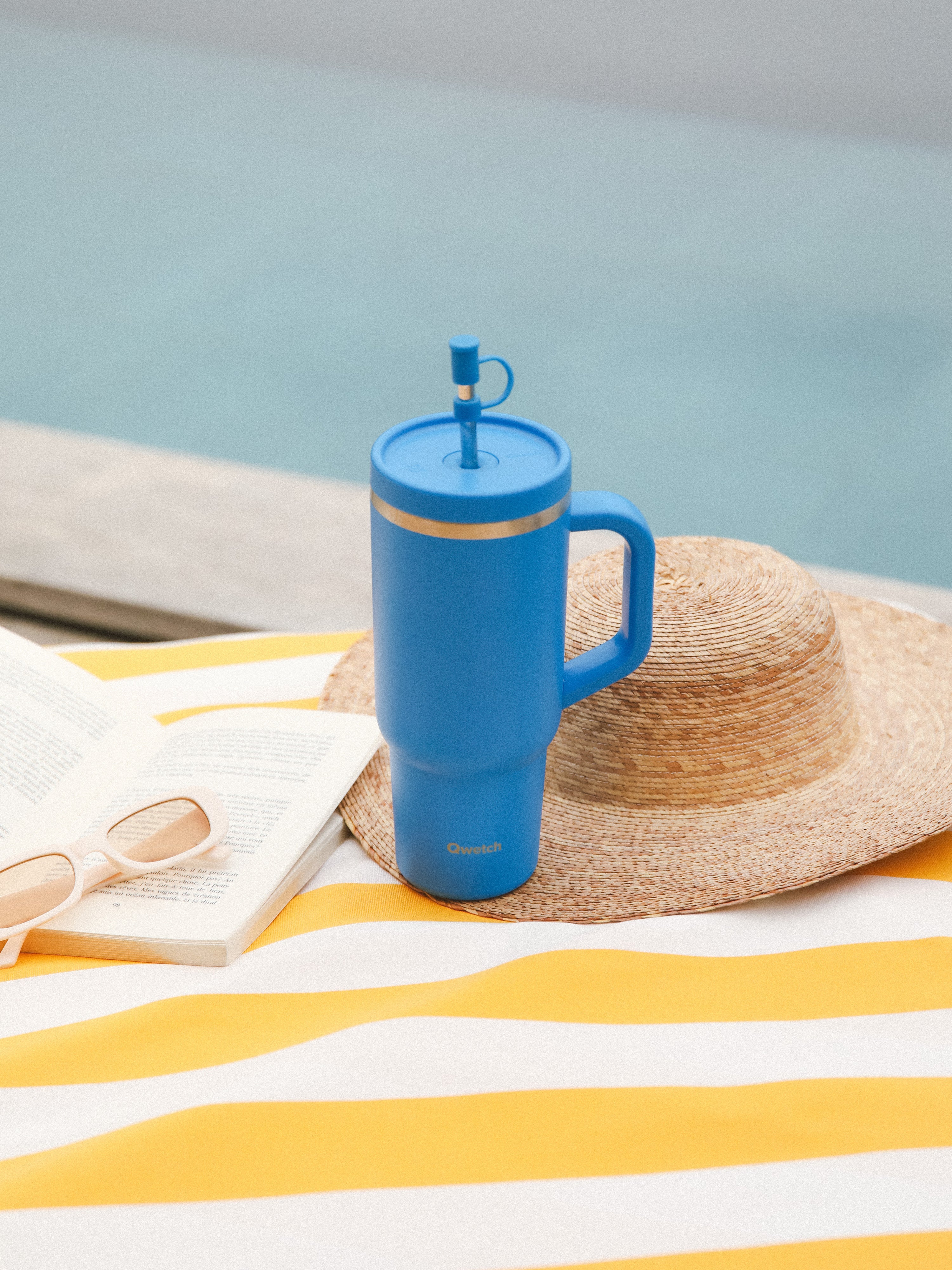 Qwetch Travel Cup Pop Azur termohrnek 900 ml s brčkem