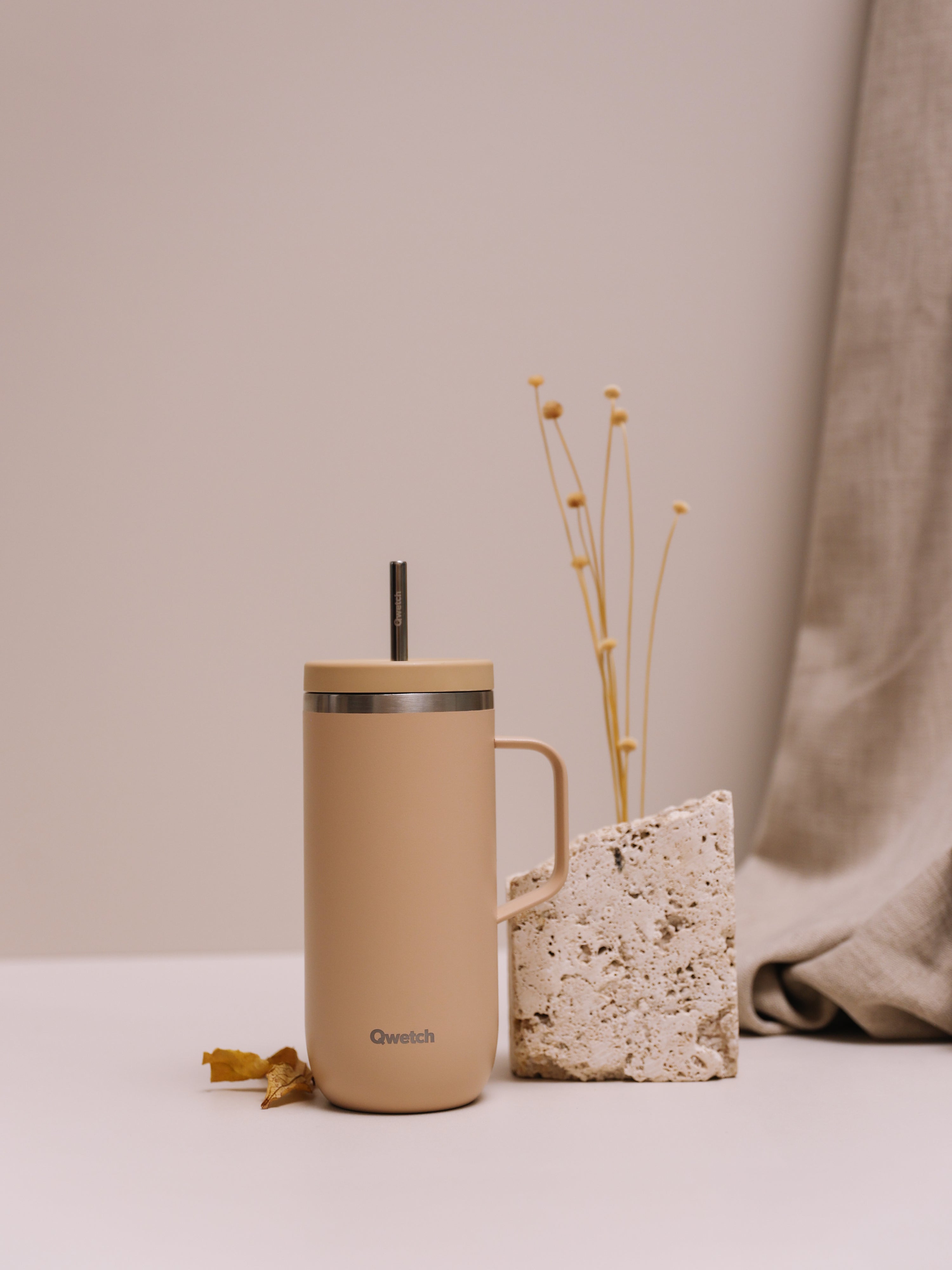 Qwetch Cold Cup termohrnek 600 ml světlý Lin s brčkem a uchem