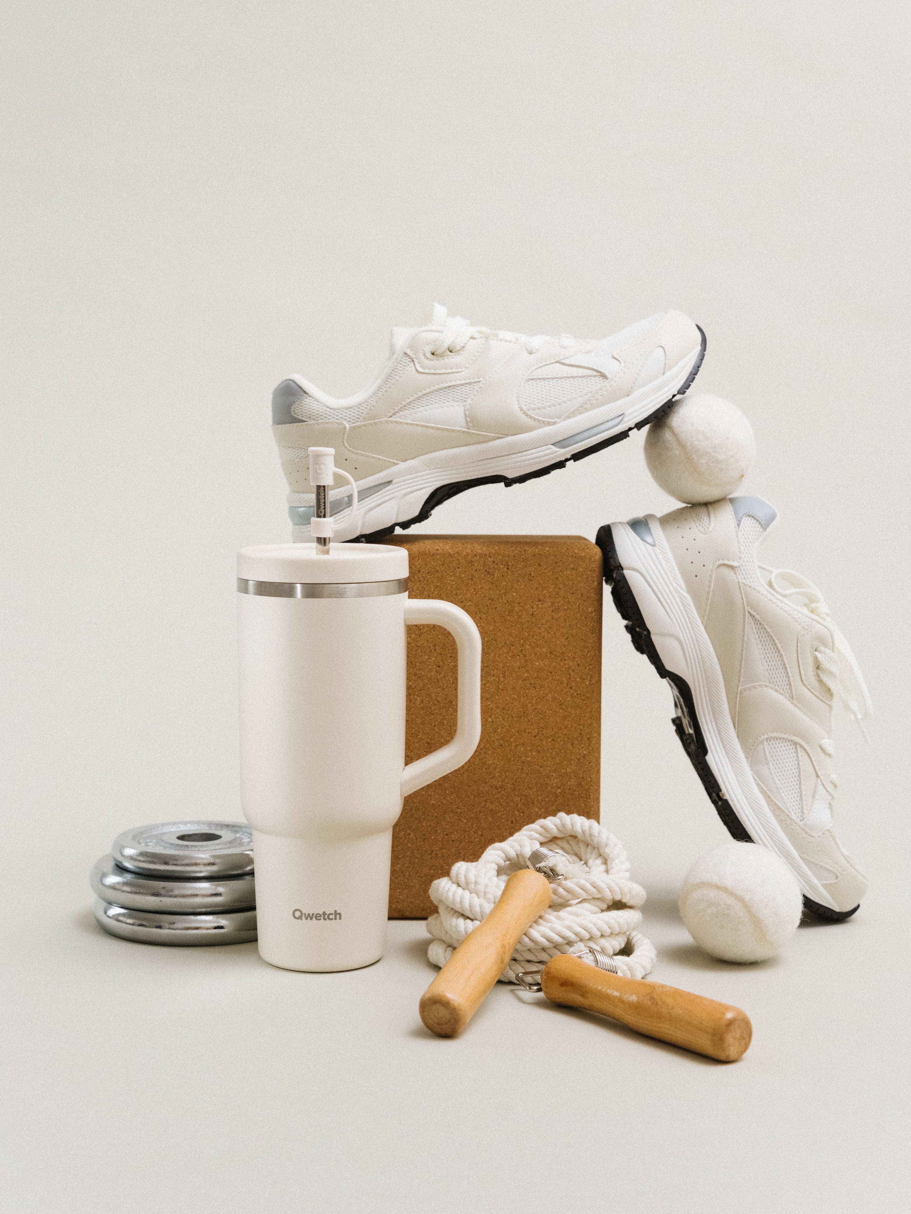 Qwetch Travel Cup termohrnek 900 ml mat písek s brčkem