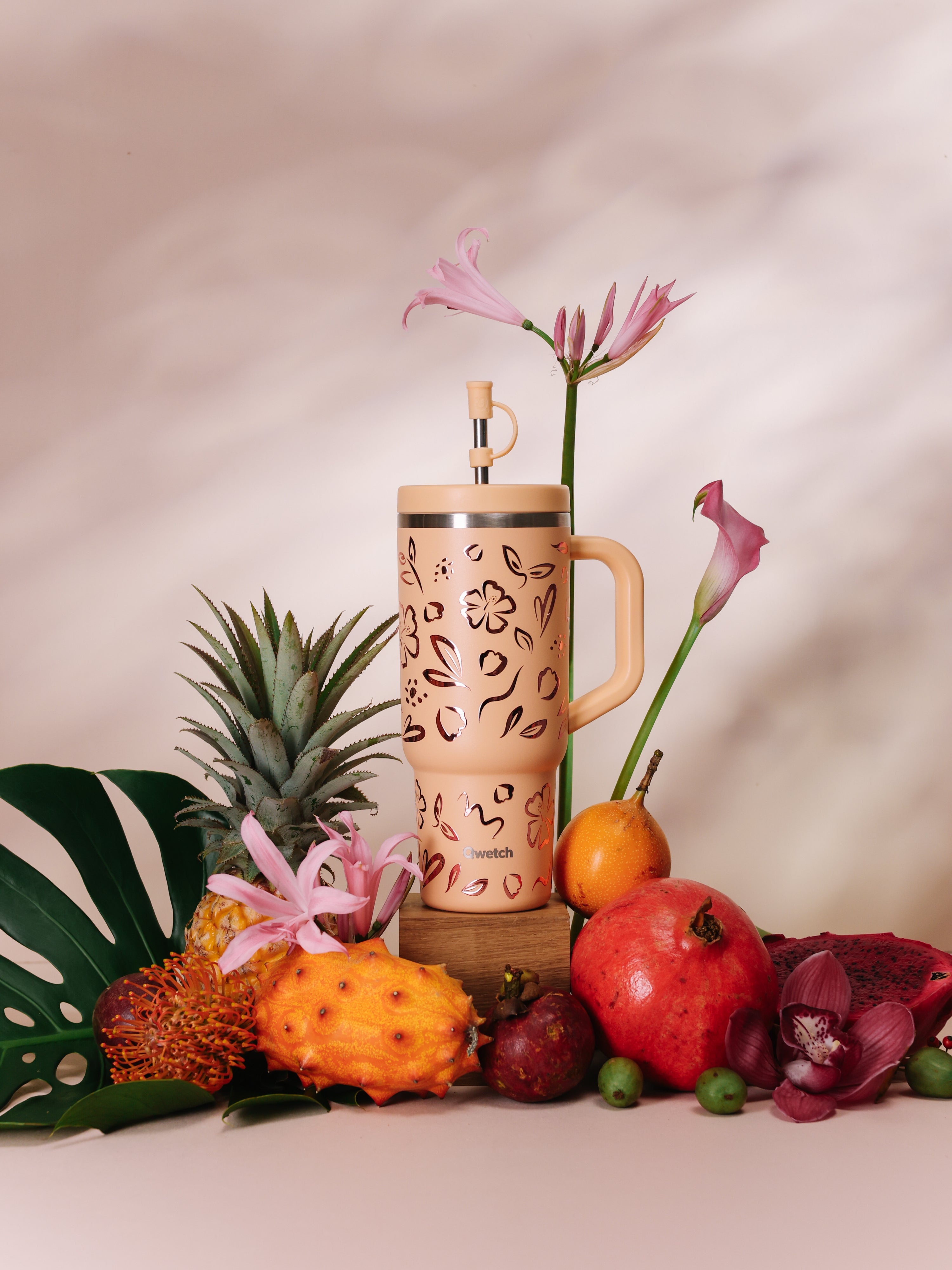 Qwetch Moani Travel Cup termohrnek 900 ml meruňkový s brčkem