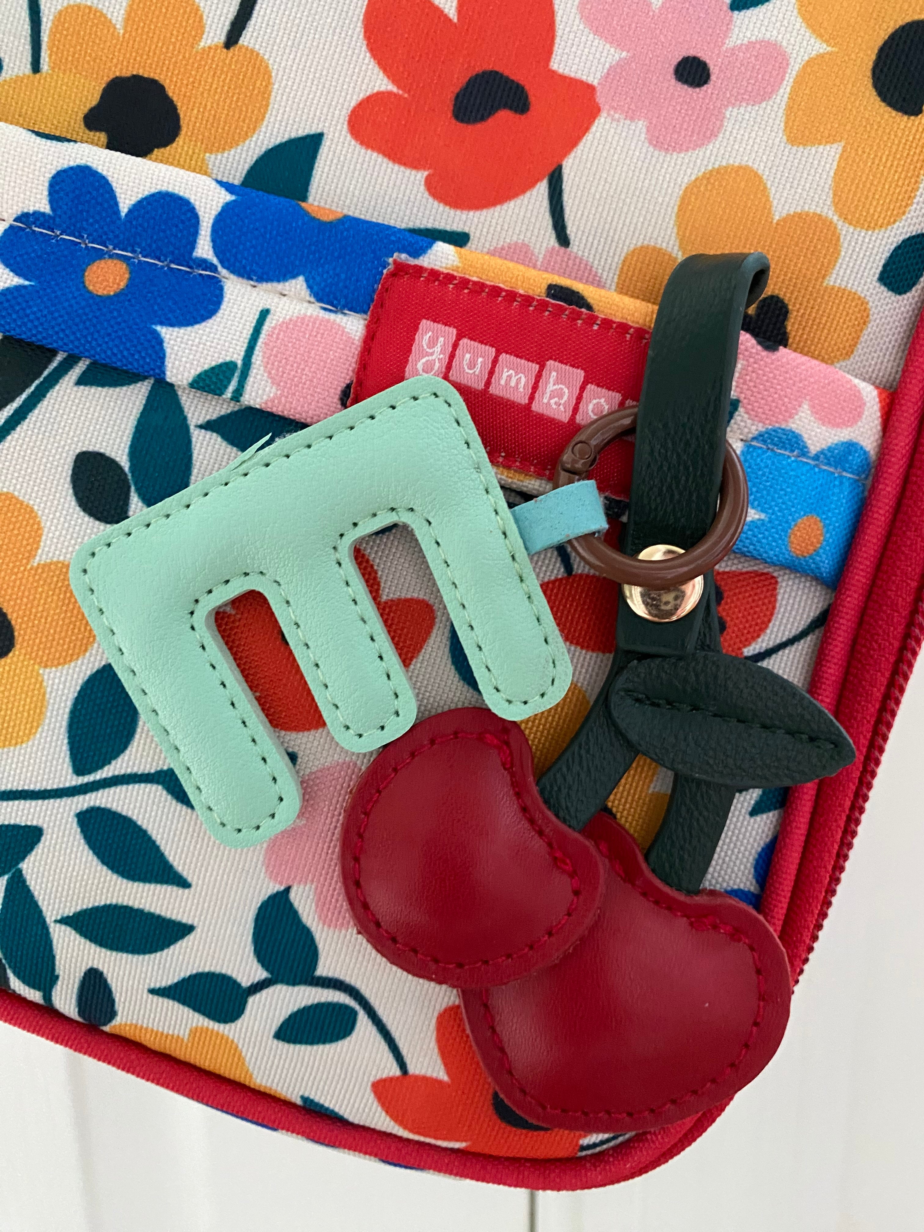 Yumbox přívěsek na tašku třešně a květy koženka