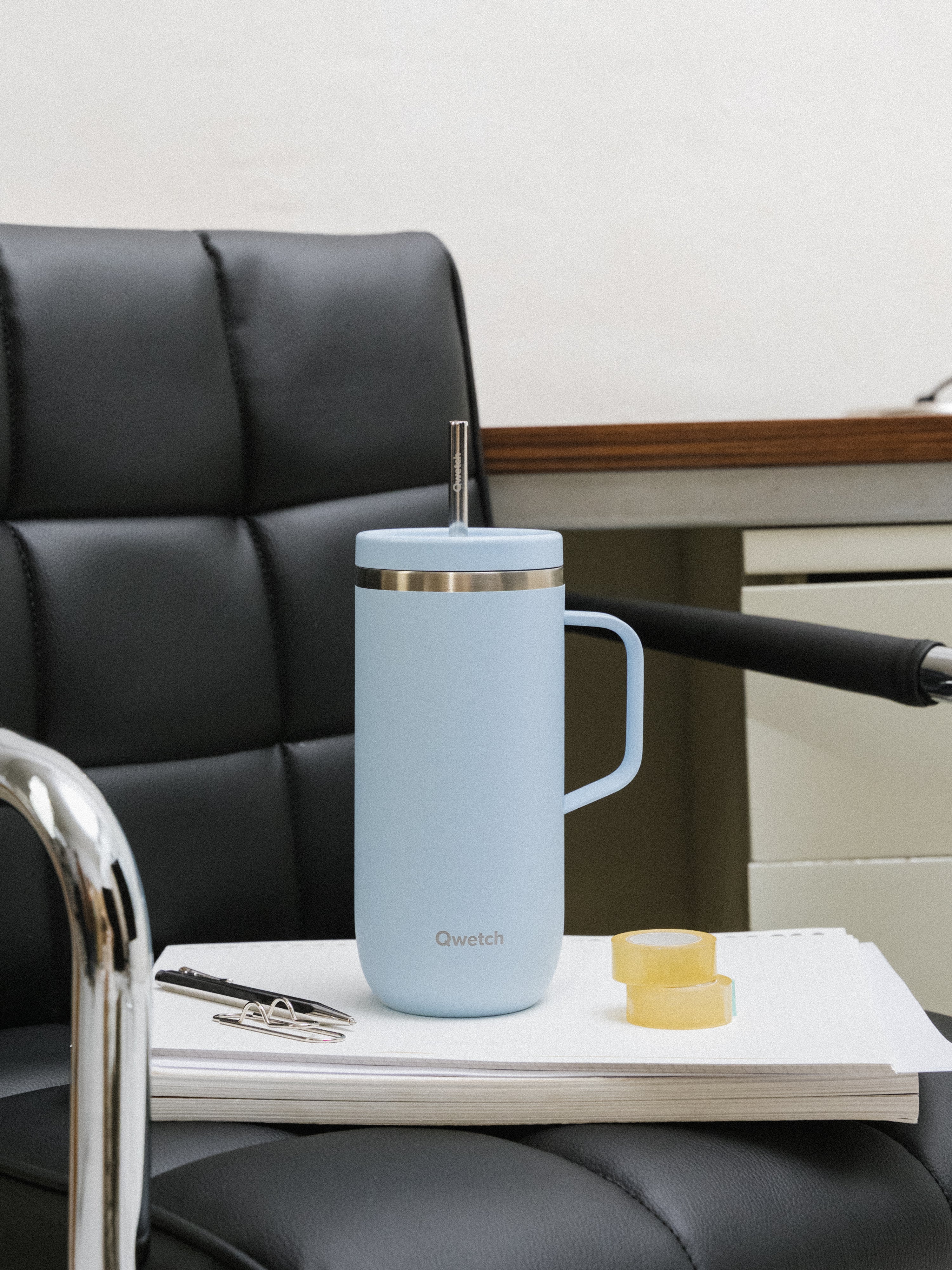 Qwetch Cold Cup s uchem termohrnek 600 ml světle modrá