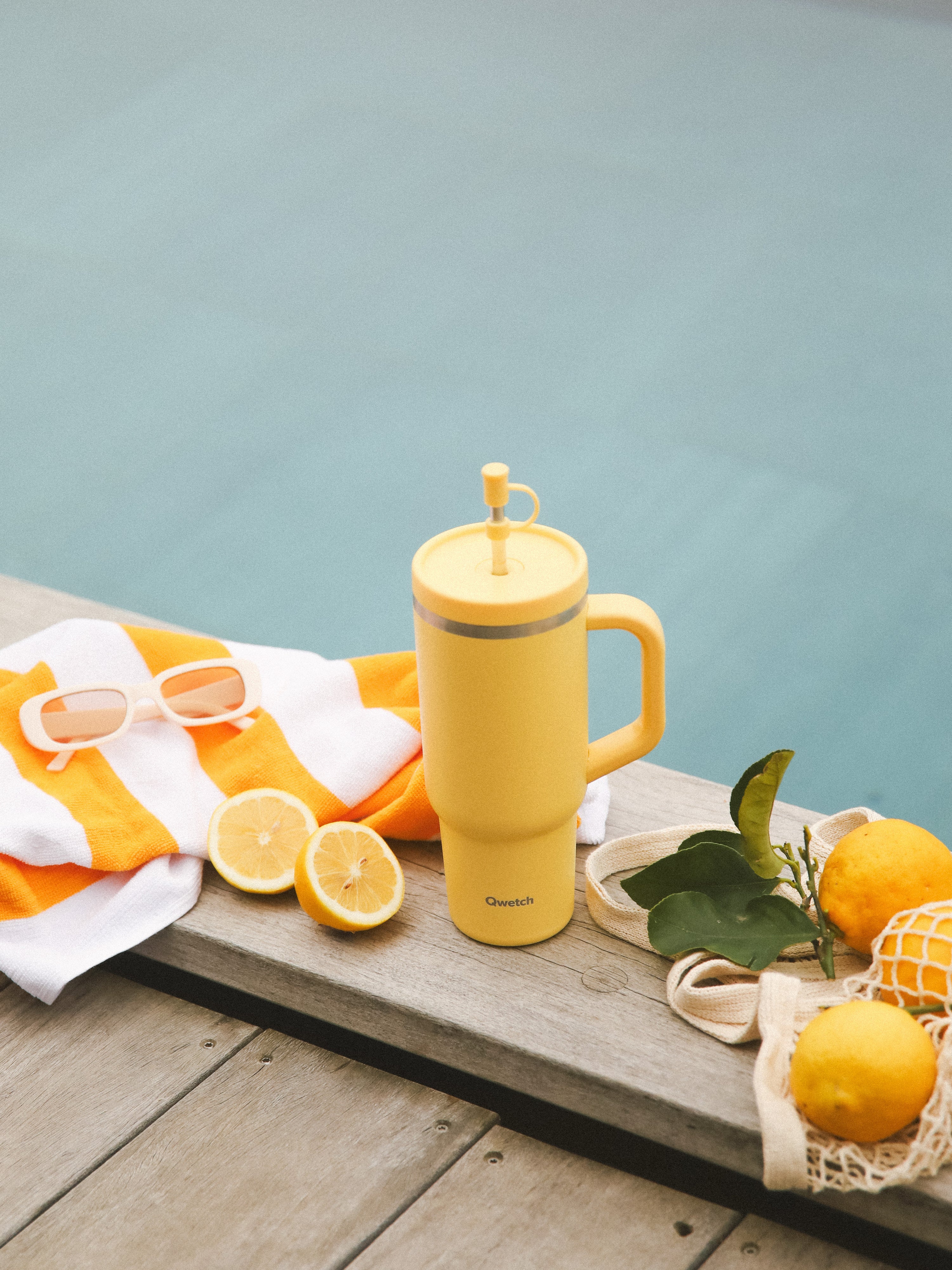 Qwetch Travel Cup termohrnek 900 ml pastel citron s brčkem