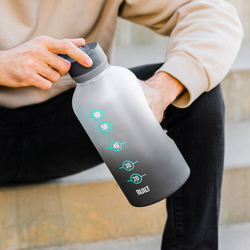 BUILT New York 74oz motivační láhev Concrete Grey 2,2 l
