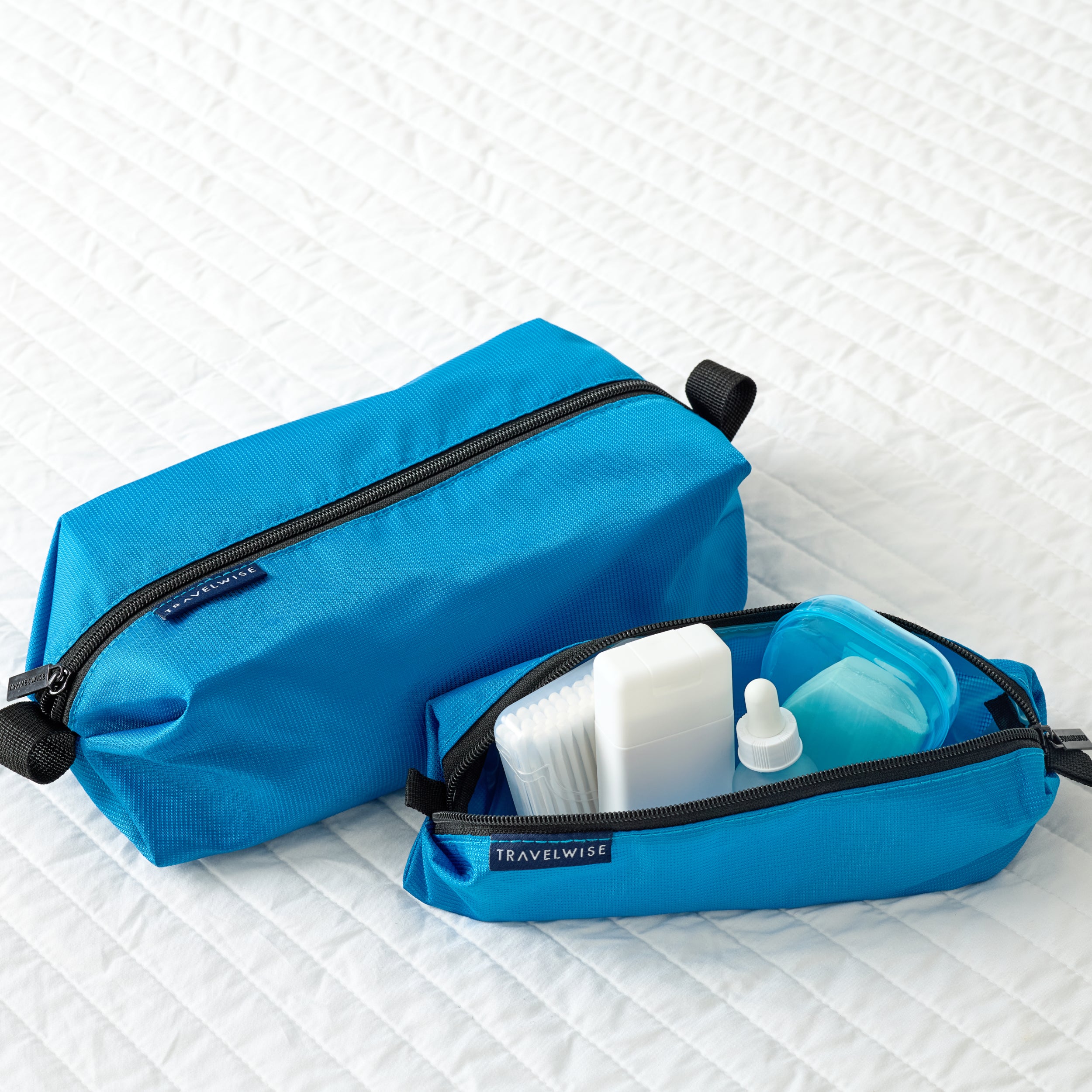 BUILT New York TravelWise 2-Piece Wrap Around Zip Toiletry Bag Set tašky Blue