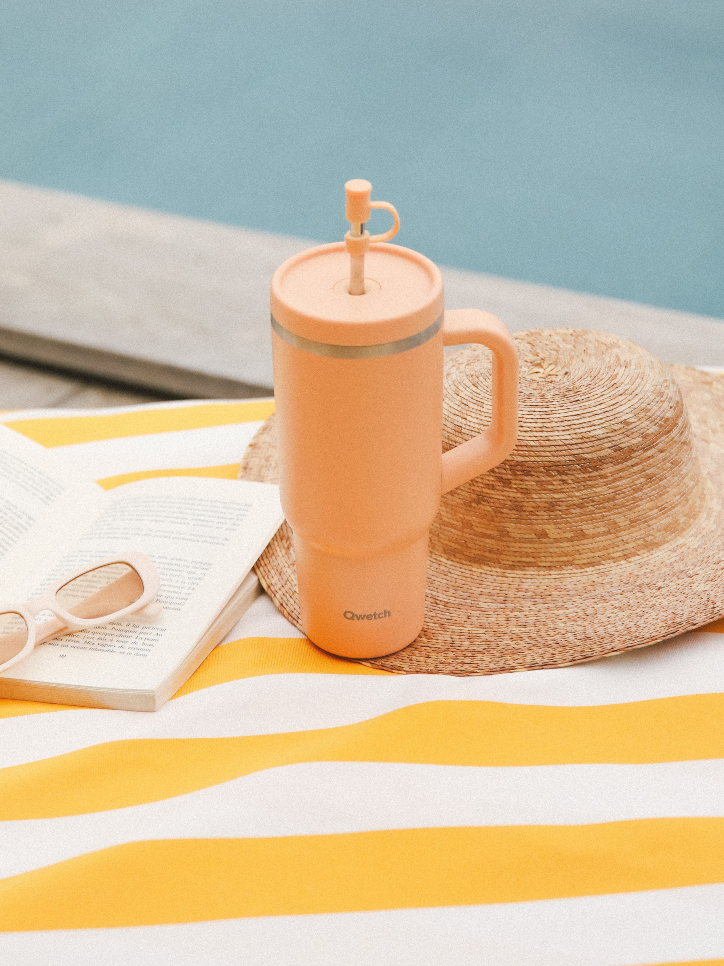Qwetch Travel Cup termohrnek 900 ml pastel meruňka s brčkem