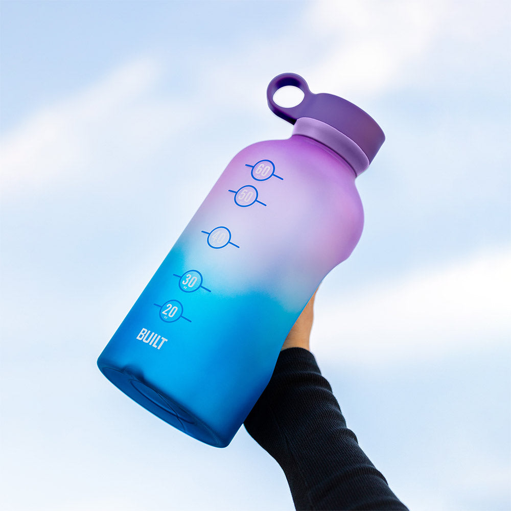 BUILT New York 74oz motivační láhev Concrete Grey 2,2 l