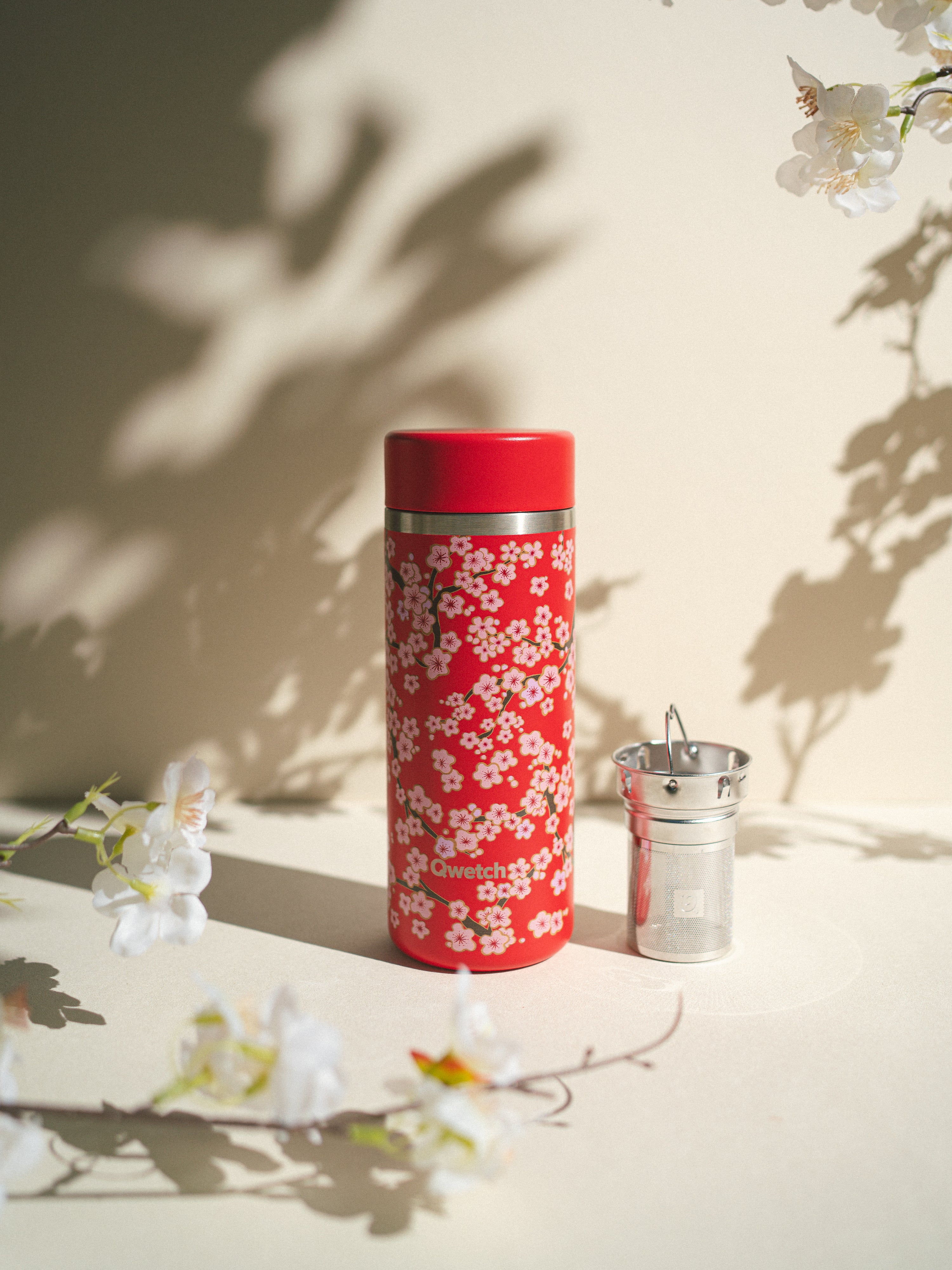 Qwetch Flowers Rouge termokonvička 400 ml s květy