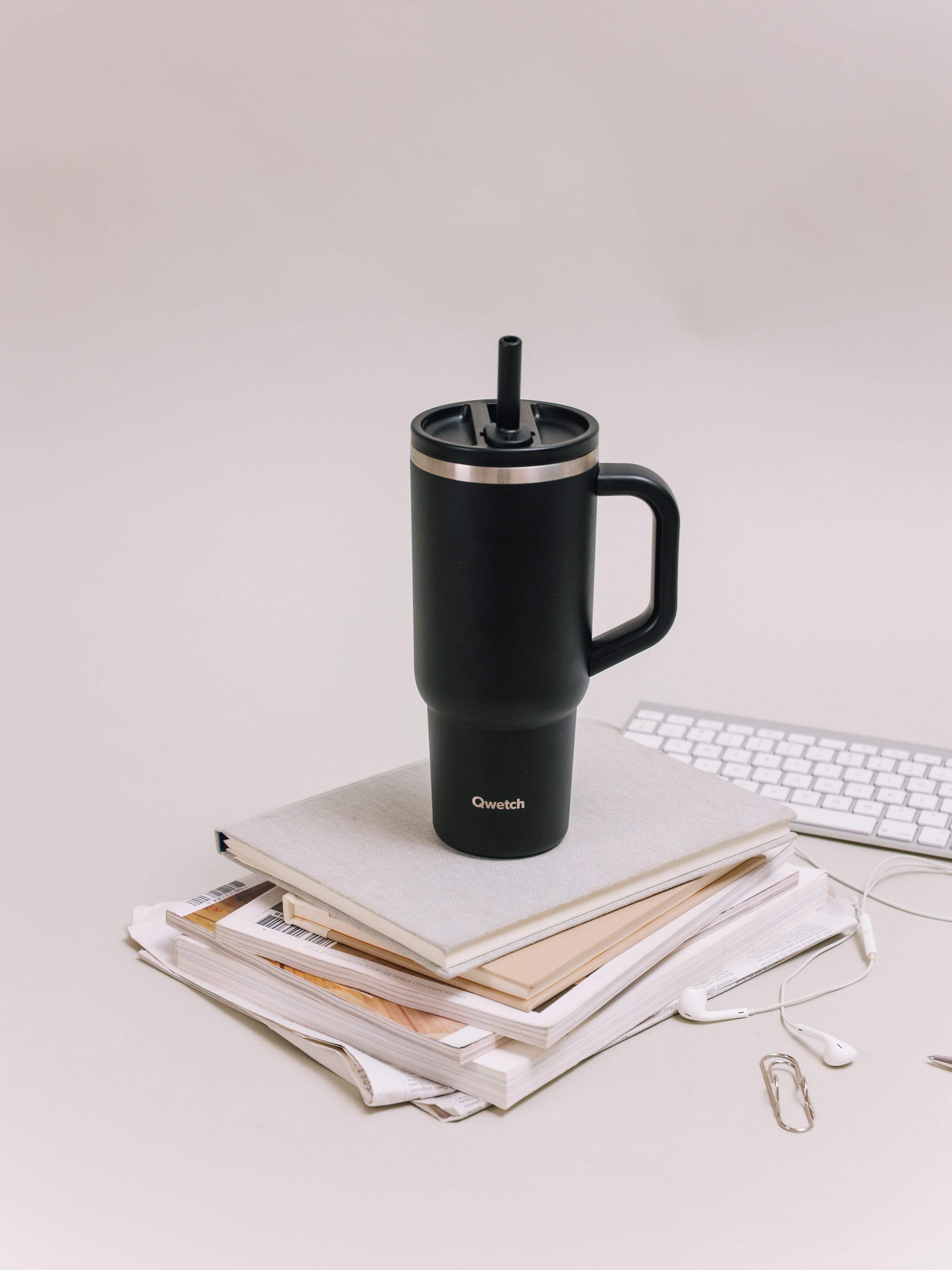 Qwetch Travel Cup těsné víčko černé 900 ml se slámkou