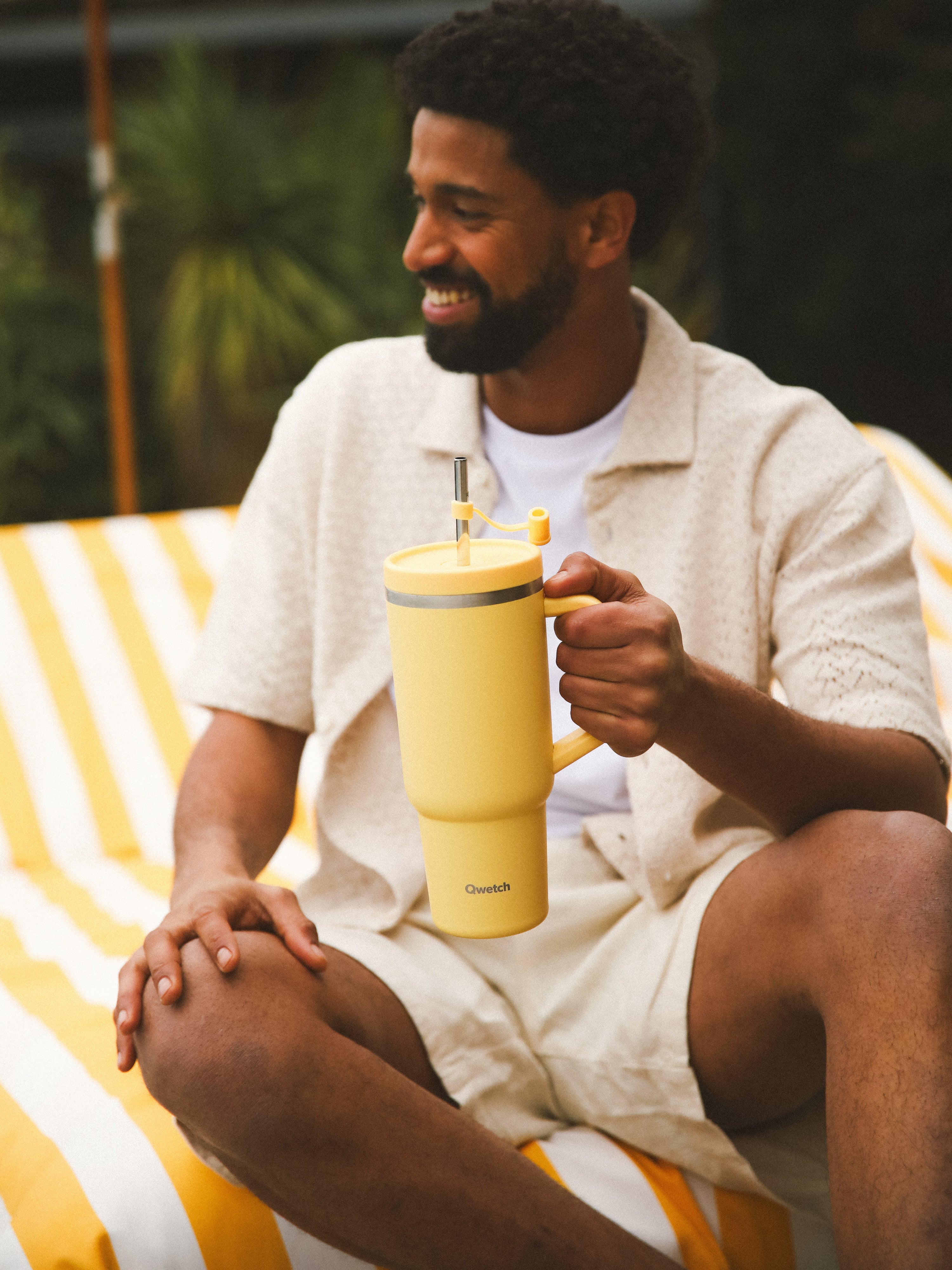 Qwetch Travel Cup termohrnek 900 ml pastel citron s brčkem