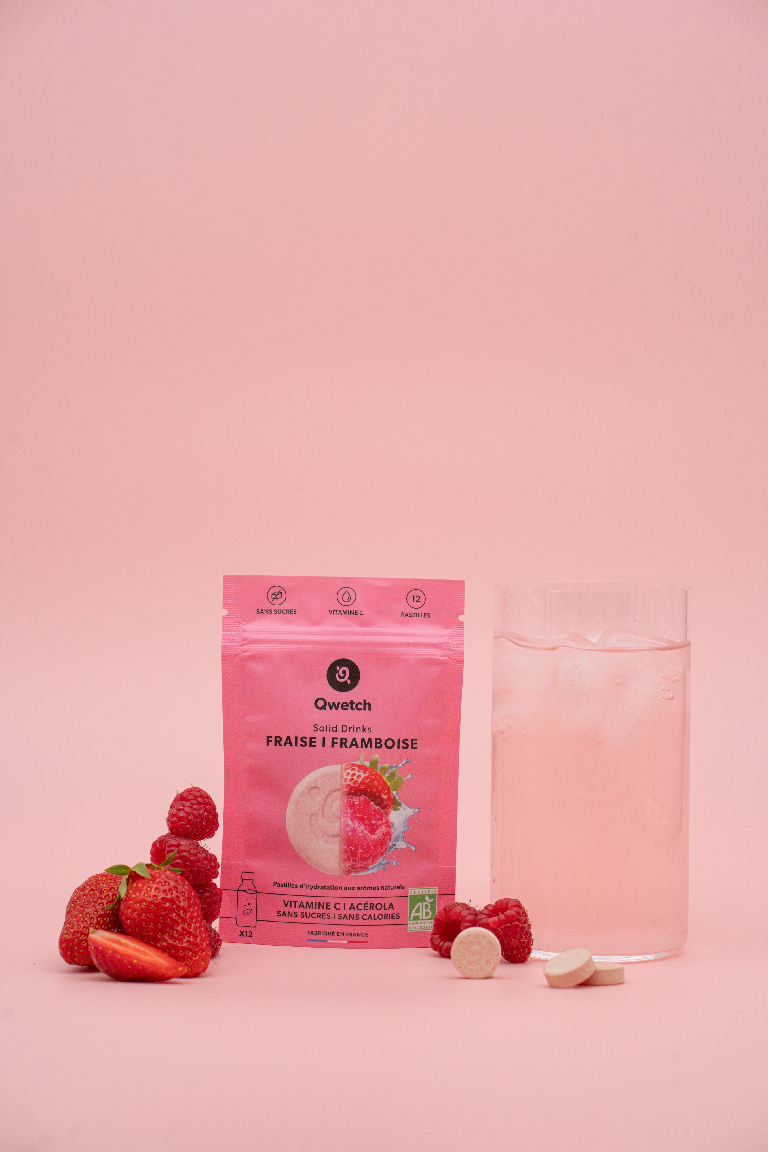 Qwetch Solid Drinks Travel Cup sada Bleu Nuit jahoda