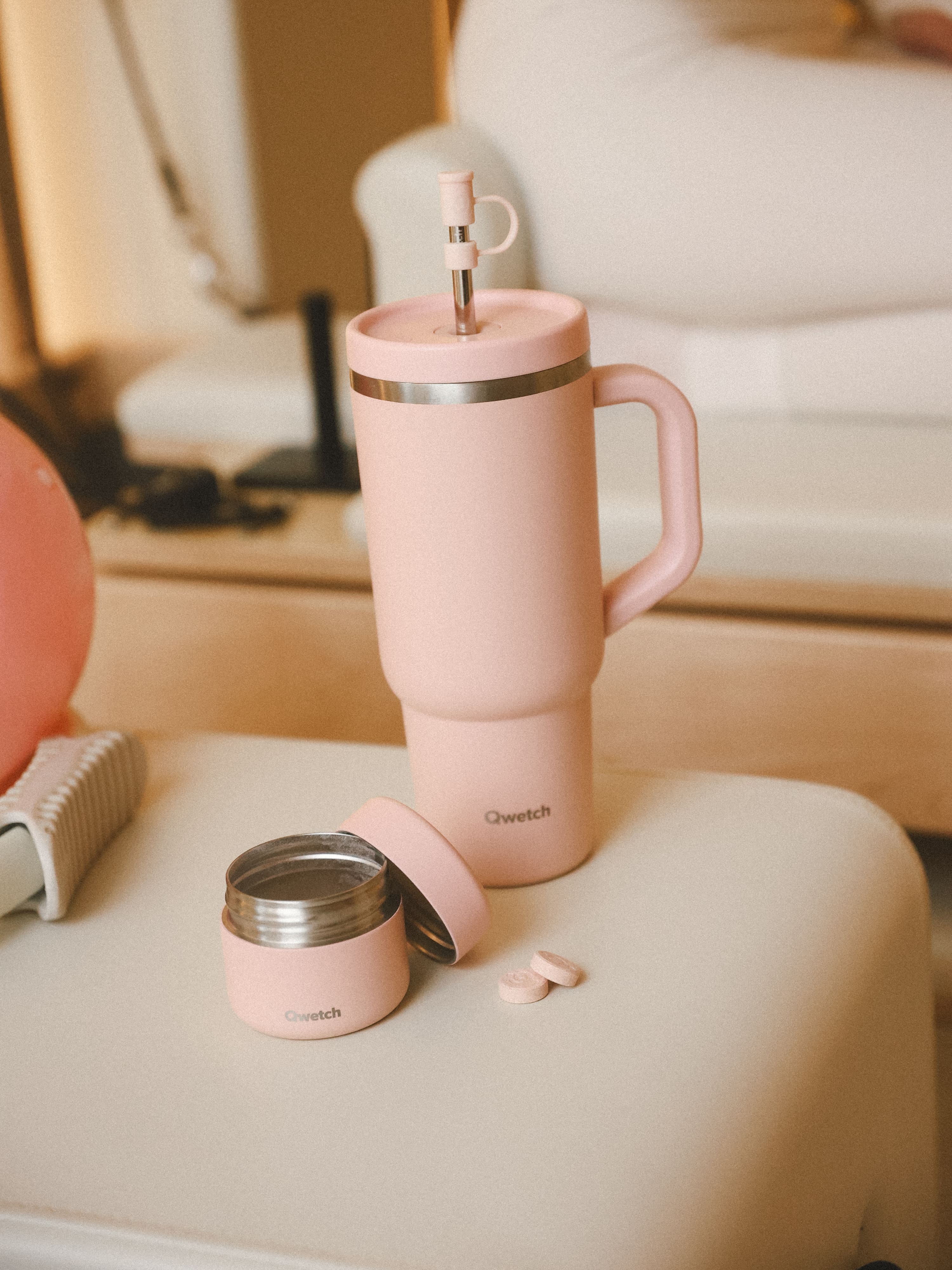 Qwetch Travel Cup Pastel Rose termohrnek 900 ml s brčkem
