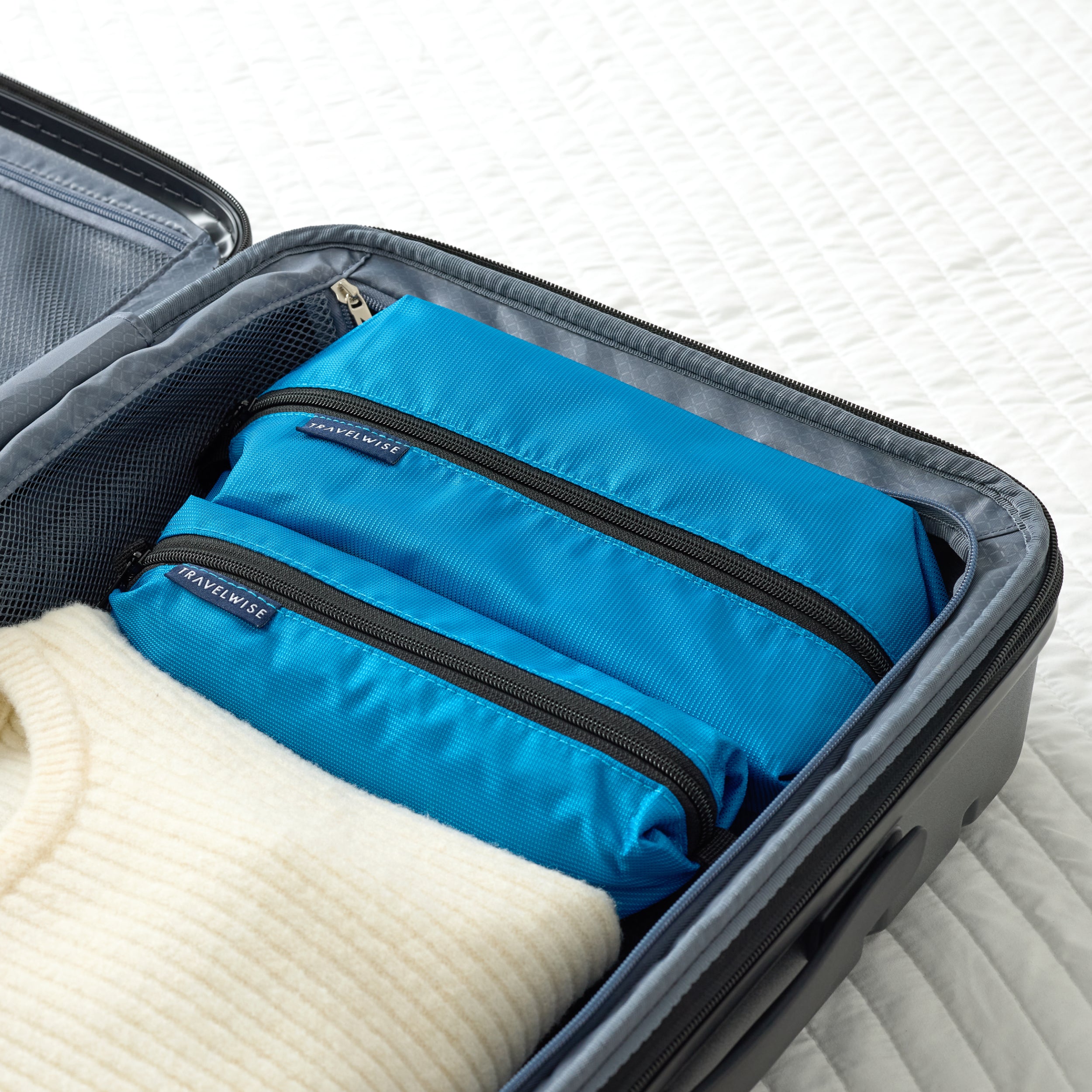 BUILT New York TravelWise 2-Piece Wrap Around Zip Toiletry Bag Set tašky Blue