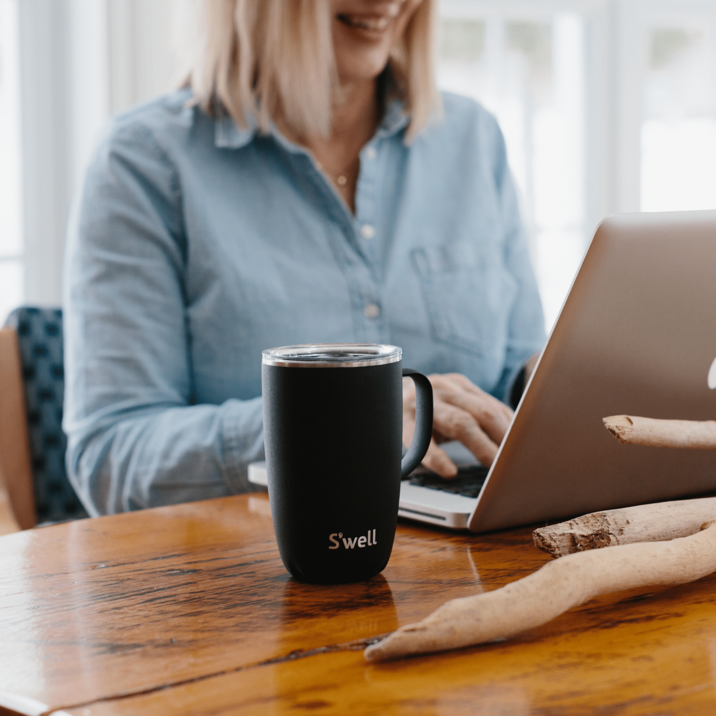S'well Mug termohrnek 473 ml s uchem trojstěnný